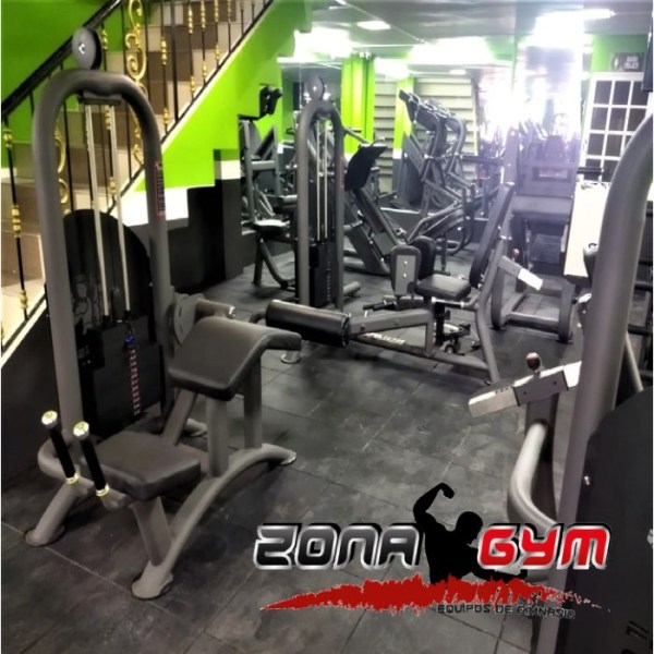 MÁQUINA PARA GIMNASIO FEMORAL ACOSTADO CON PLACAS